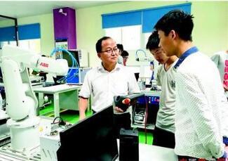 從企業老板到職校老師 他把“匠心”教給年輕學子